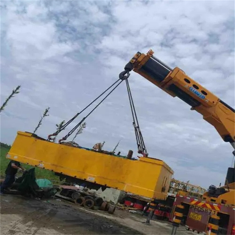 保康吊运集装箱的吊车